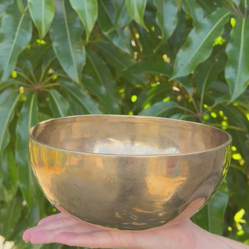 
                  
                    Load and play video in Gallery viewer, Tibetan Singing Bowl - Solar Plexus Chakra 1
                  
                